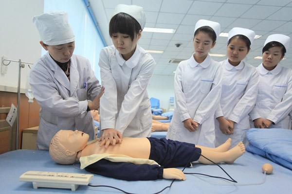 护理专业选择公办学校还是民办学校
