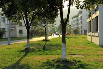 2018年成都中医药大学附院针灸学校龙泉校区收费标准