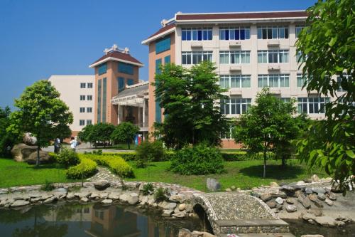 2019年成都中医药大学附属医院针灸学校收费标准