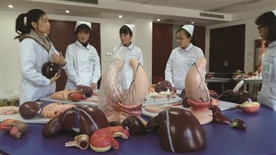 重庆光华女子职业中等专业学校的护理专业学子实践教学