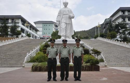 昆明卫生职业学院人民武装部合影