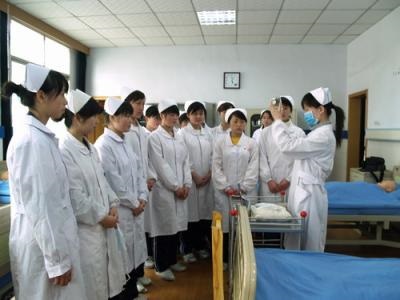 卫生学校一年学费要多少钱